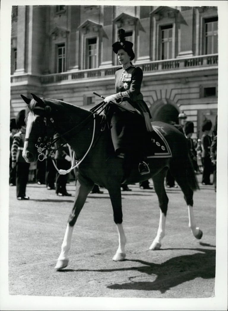 Juni 1959: Die Queen nimmt die Parade "Trooping the Colour" ab.