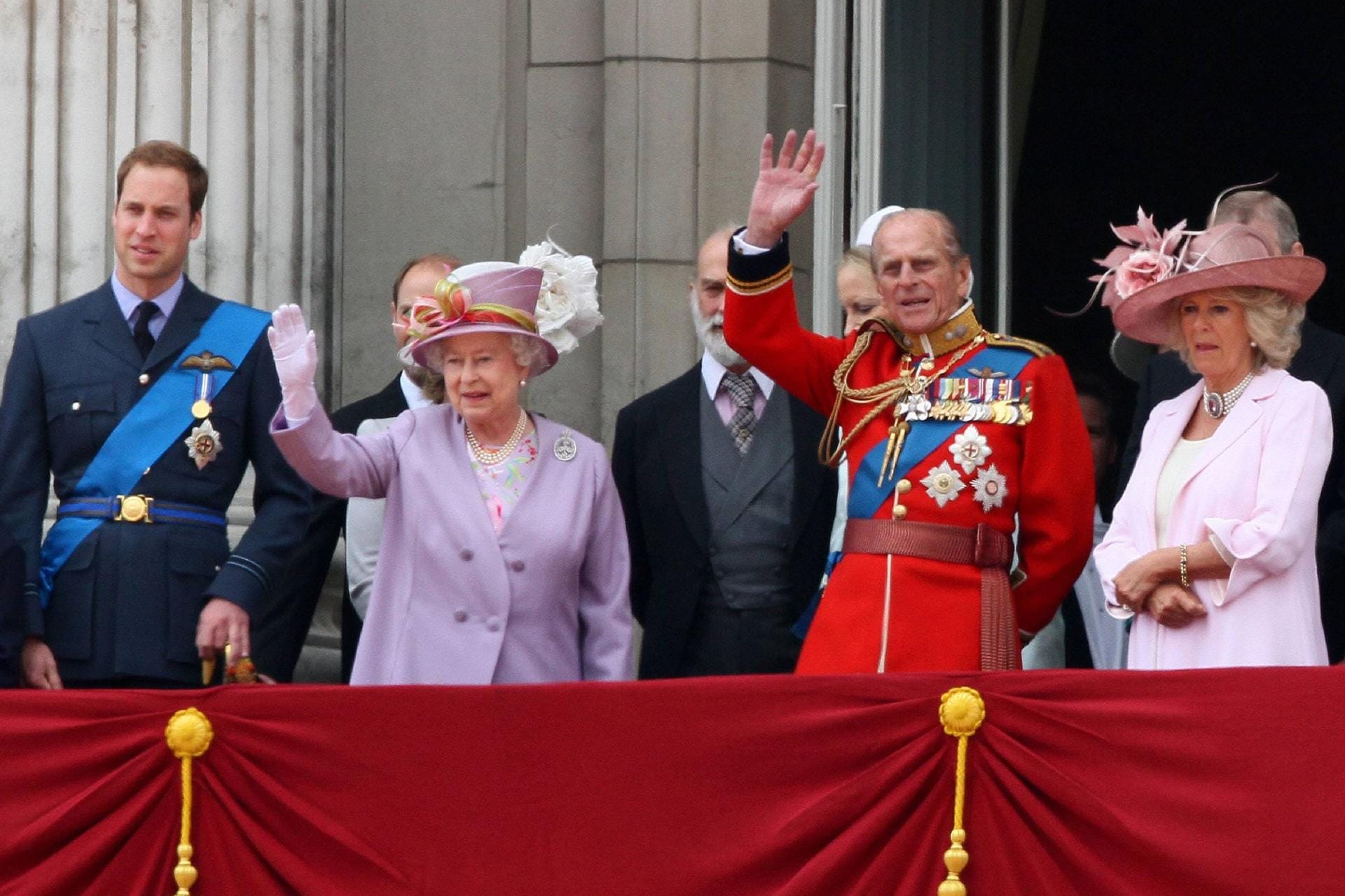 2010: Die Queen winkt zusammen mit ihrem Mann Prinz Philip ins Publikum. Neben ihnen stehen ihr Enkel Prinz William sowie Camilla, die Ehefrau ihres Sohnes Prinz Charles.