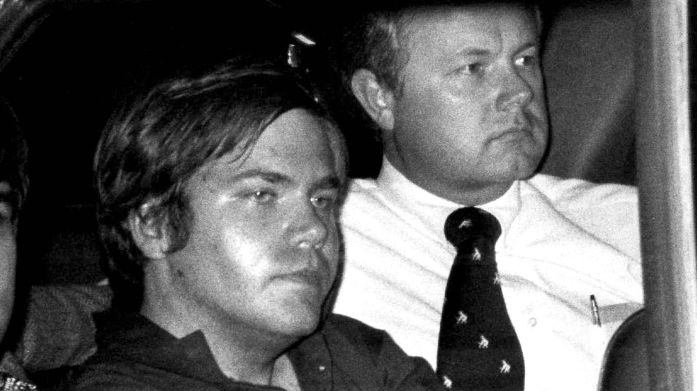 John Hinckley Jr. (M.) im Jahr 1981: Zwischen Agenten wird der Attentäter in Washington D.C. zum Gericht transportiert.