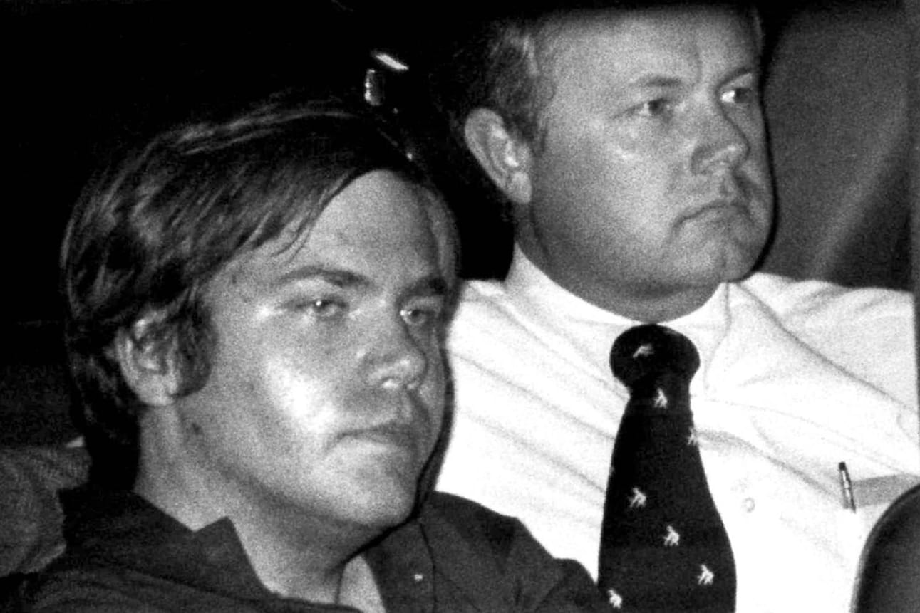 John Hinckley Jr. (M.) im Jahr 1981: Zwischen Agenten wird der Attentäter in Washington D.C. zum Gericht transportiert.