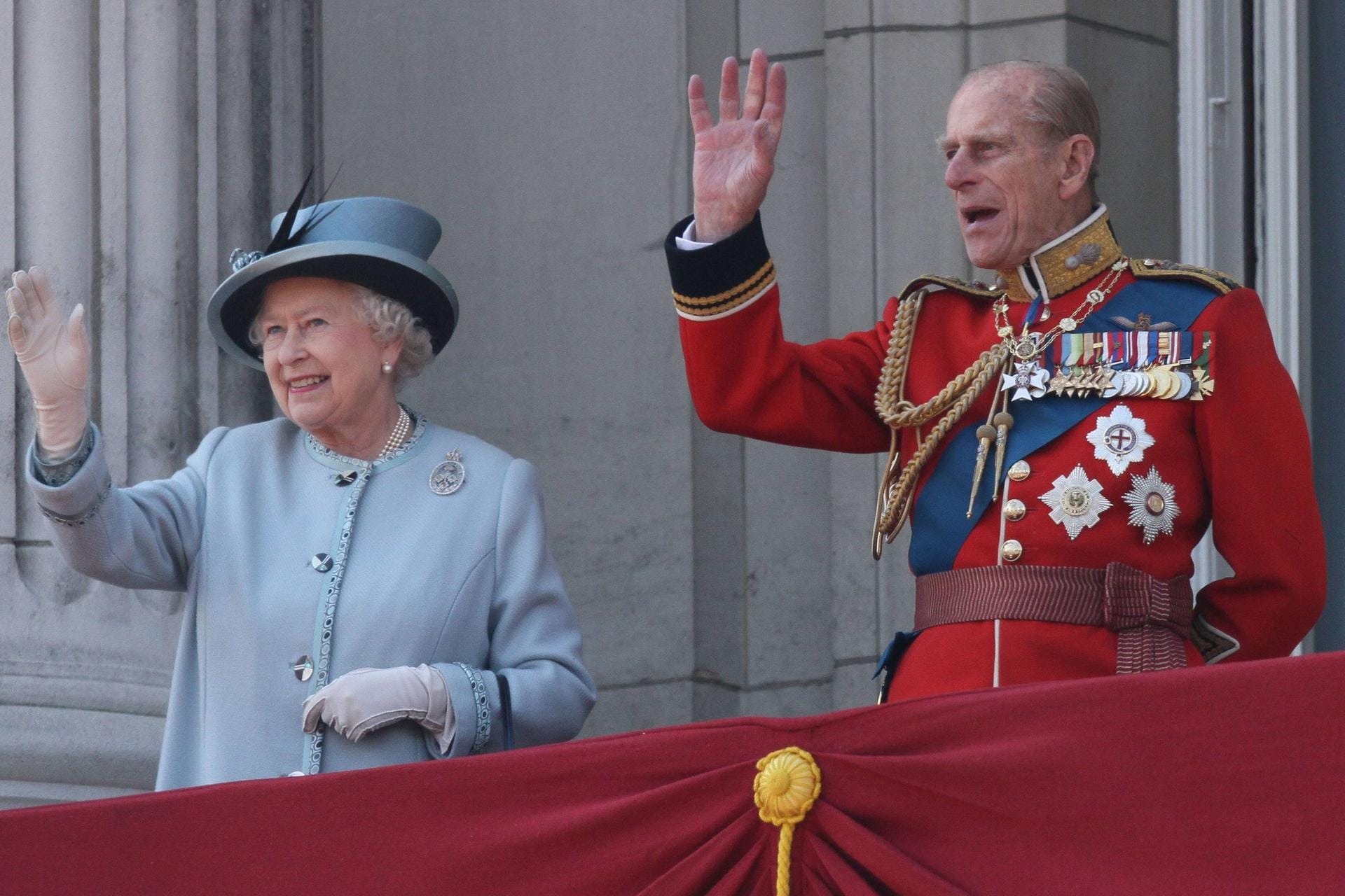 2011: Die Queen steht zusammen mit ihrem Mann Prinz Philip winkend auf dem Balkon.