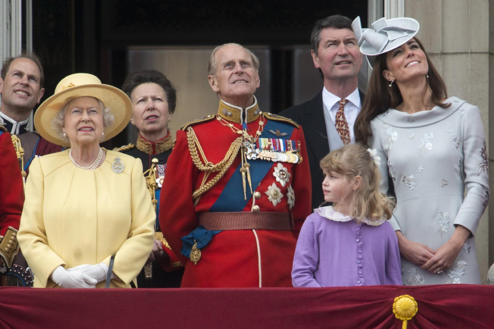 2012: Die Queen und ihr Mann Prinz Philip. Hinter ihnen steht ihre Tochter Prinzessin Anne und neben ihnen sieht man die Frau ihres Enkels Herzogin Kate.