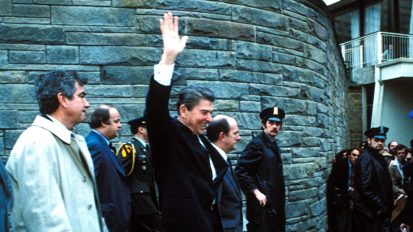 Ronald Reagan (Mitte, schwarzer Anzug) unmittelbar vor dem Attentat am 30.3.1981: Der US-Präsident überlebte den Angriff trotz schwerer Verletzungen.