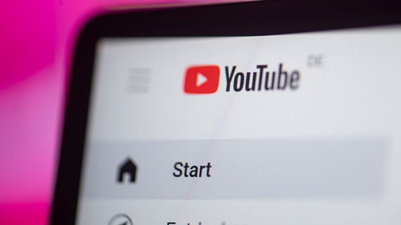 Immer wieder kommt es vor, dass Nutzer unerlaubt Videos mit Musik auf YouTube einstellen.