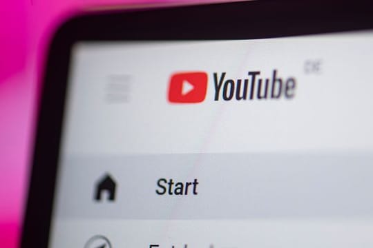 Immer wieder kommt es vor, dass Nutzer unerlaubt Videos mit Musik auf YouTube einstellen.