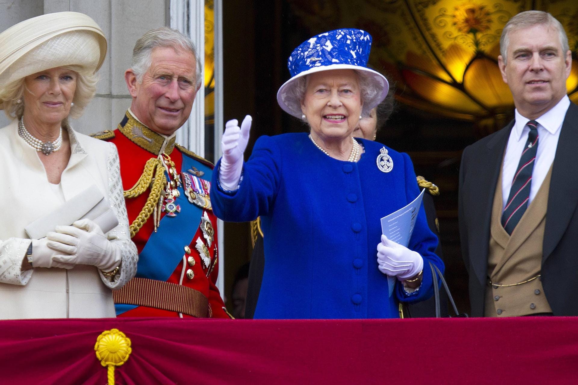 2013: Die Queen zusammen mit ihrem Sohn Prinz Charles und dessen Frau Camilla sowie ihrem Sohn Prinz Andrew.