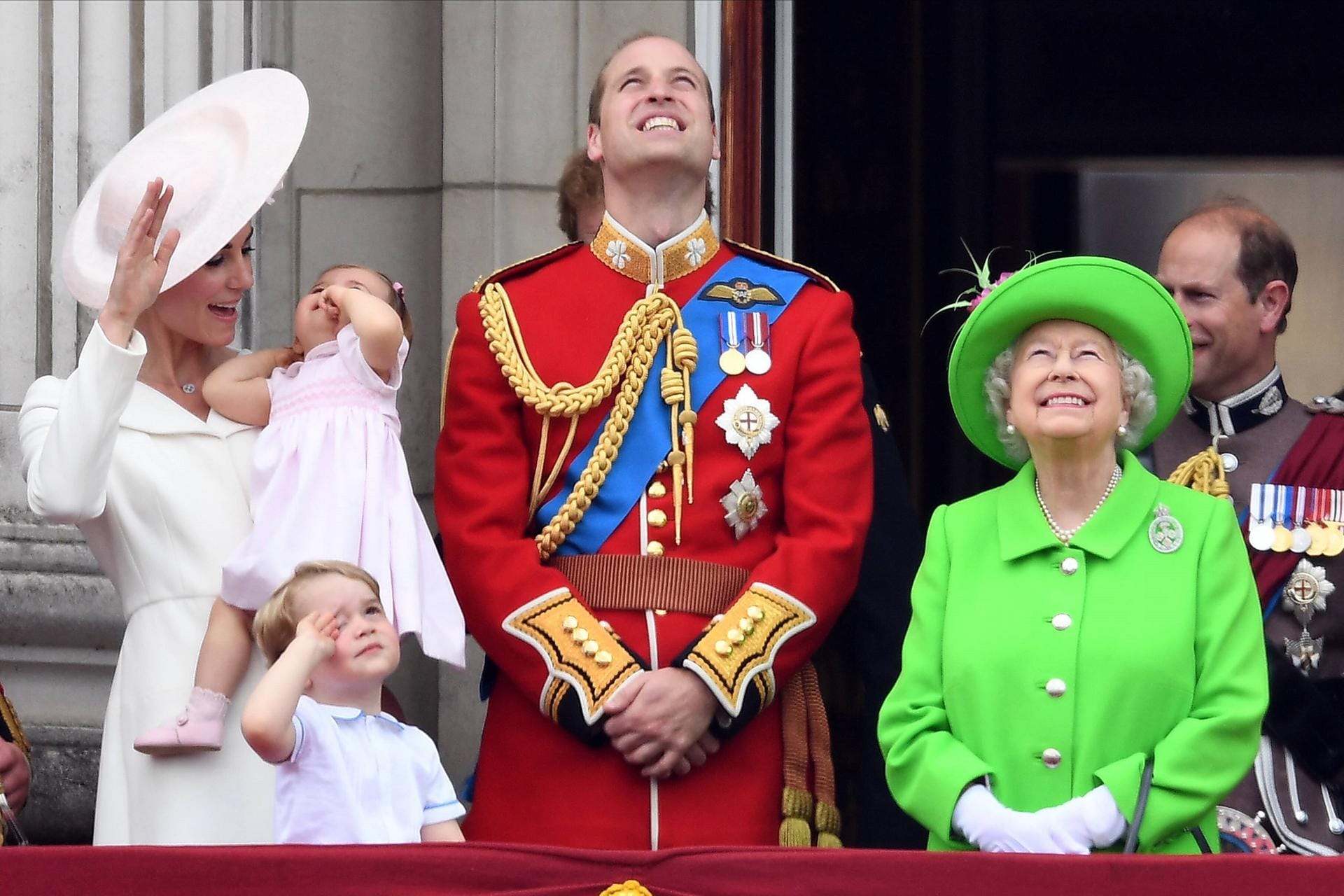 2016: Die Queen beobachtet die Parade. Neben ihr steht ihr Enkel Prinz William mit dessen Frau Herzogin Kate und ihren Kindern Prinzessin Charlotte und Prinz George. Hinter ihr sieht man ihren Sohn Prinz Edward.