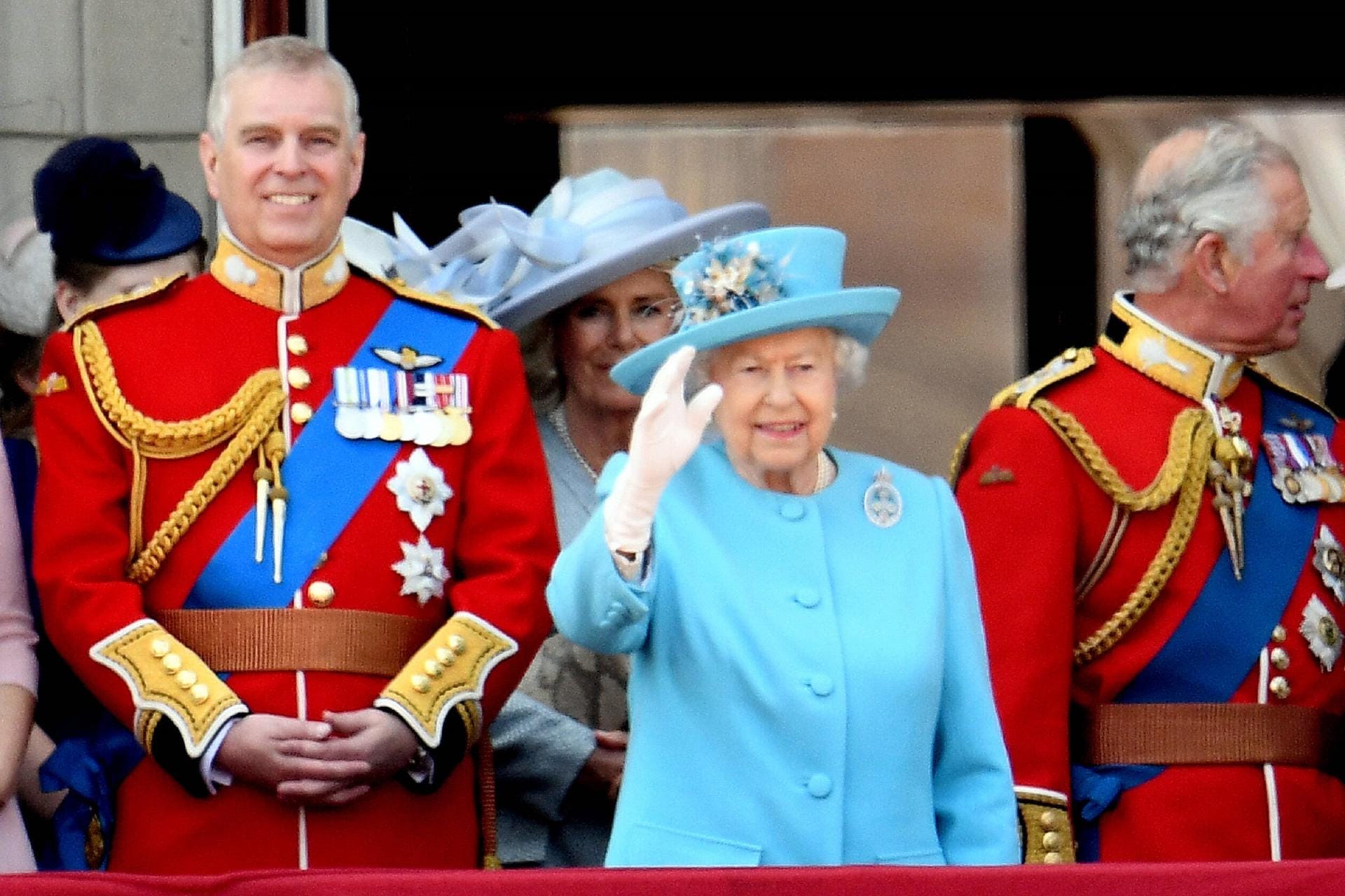 2018: Die Queen zusammen mit ihren Söhnen Prinz Andrew und Prinz Charles. Im Hintergrund sieht man die Frau von Prinz Charles, Camilla.