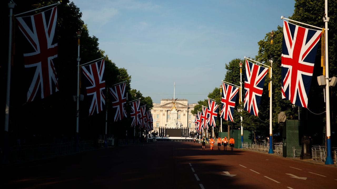 Die Mall, die zum Buckingham Palace in London führt, ist mit Union-Jack-Flaggen geschmückt.