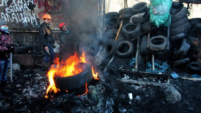 Barrikaden bei den Euromaidan-Protesten in Kiew 2014: Zahlreiche Demonstranten forderten eine engere Zusammenarbeit mit der EU und sorgten für den Sturz der prorussischen Regierung von Wiktor Janukowytsch.