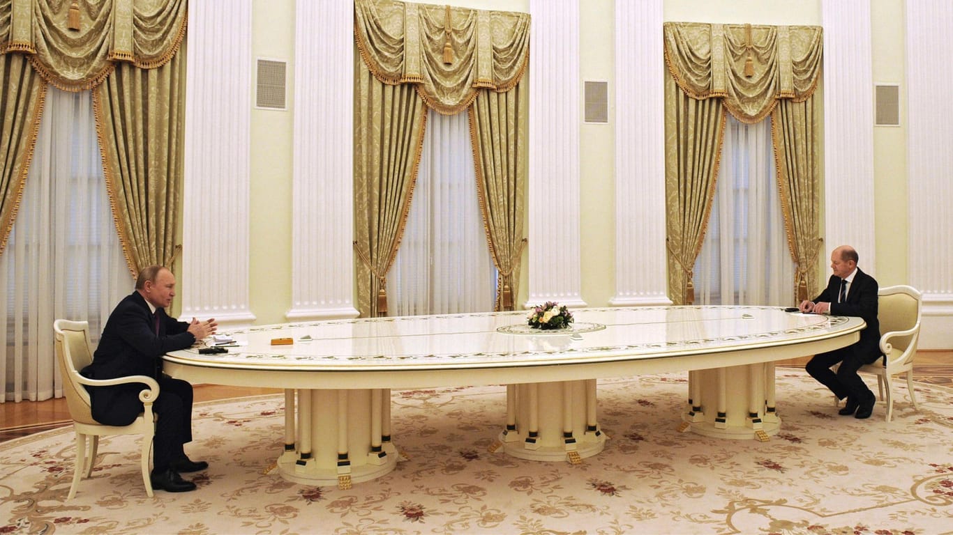 Ein absurd großer Tisch: Olaf Scholz versuchte bei seinem Besuch am 15. Februar in Moskau, den drohenden Kriegsausbruch zu verhindern.