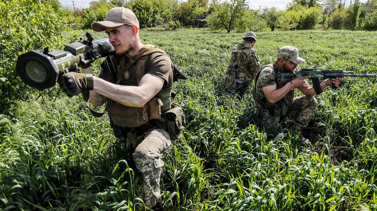 Ukrainische Soldaten bei einem Einsatz im Donbass: Die Infanterie ist mit modernen Panzerabwehrwaffen ausgerüstet.