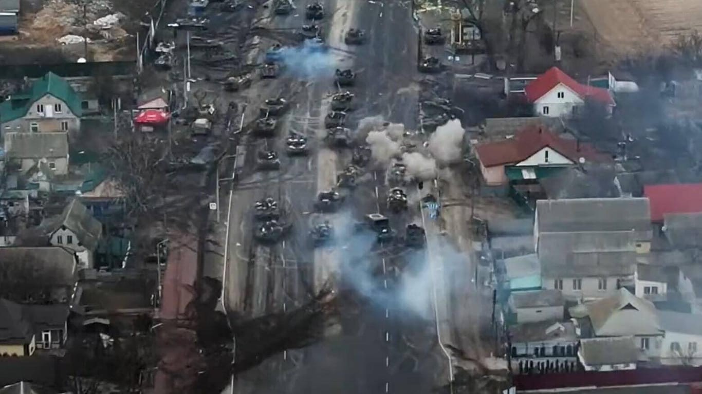 Nördlich von Kiew gerät ein russischer Panzerverband in einen Hinterhalt: Nachdem einige Fahrzeuge zerstört wurden, muss sich die Kolonne zurückziehen.
