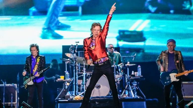 Mick Jagger (M), Ronnie Wood (l) und Keith Richards rockten die Bühne in Madrid.
