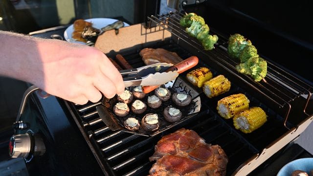 Bei einem Gasgrill wird deutlich weniger CO2 freigesetzt als bei einem Holzkohlegrill.