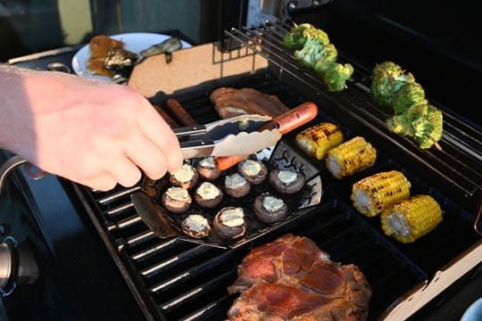 Bei einem Gasgrill wird deutlich weniger CO2 freigesetzt als bei einem Holzkohlegrill.