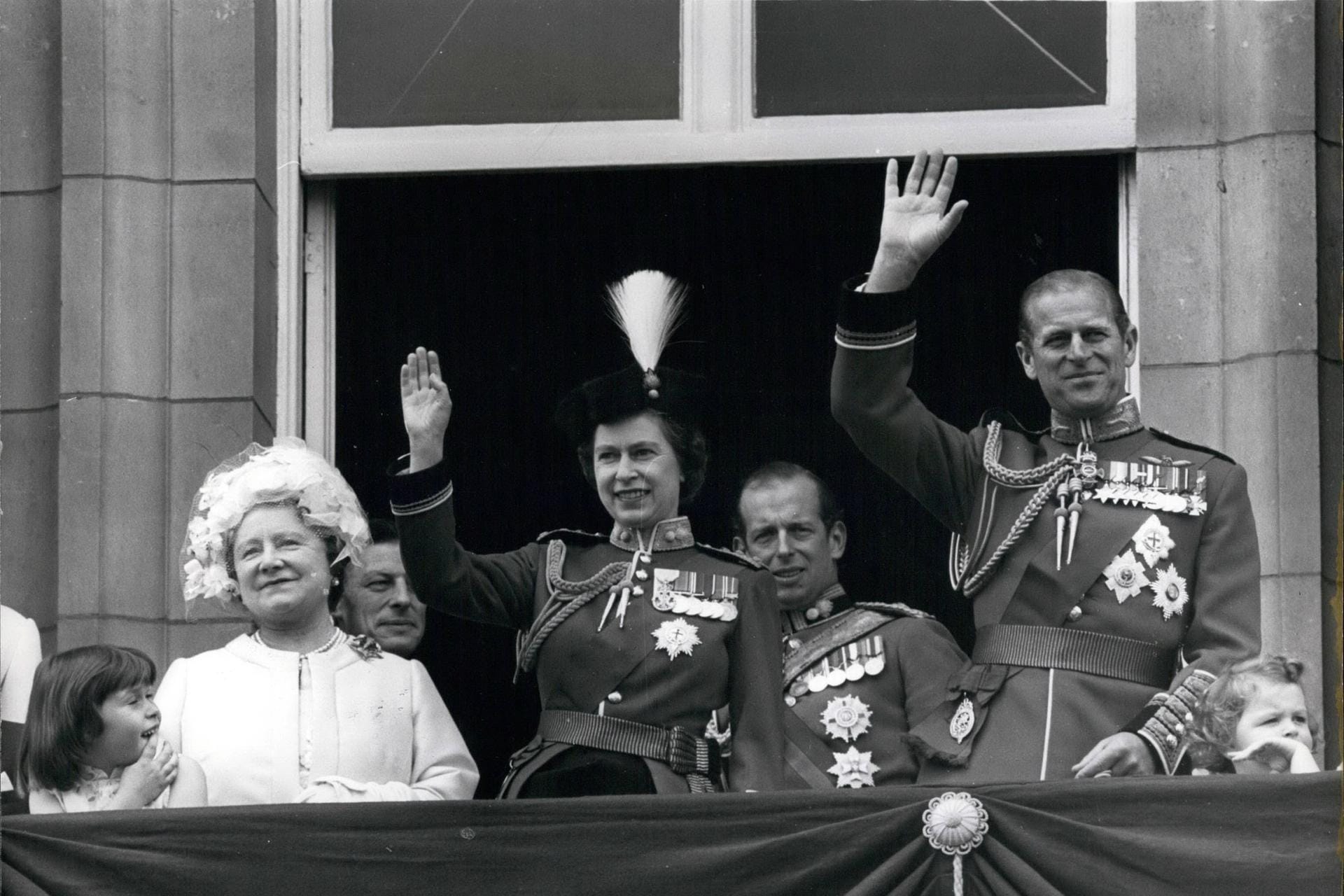 1971: Die Queen winkt zusammen mit ihrem Mann. Neben ihr steht ihre Mutter, The Queen Mother.