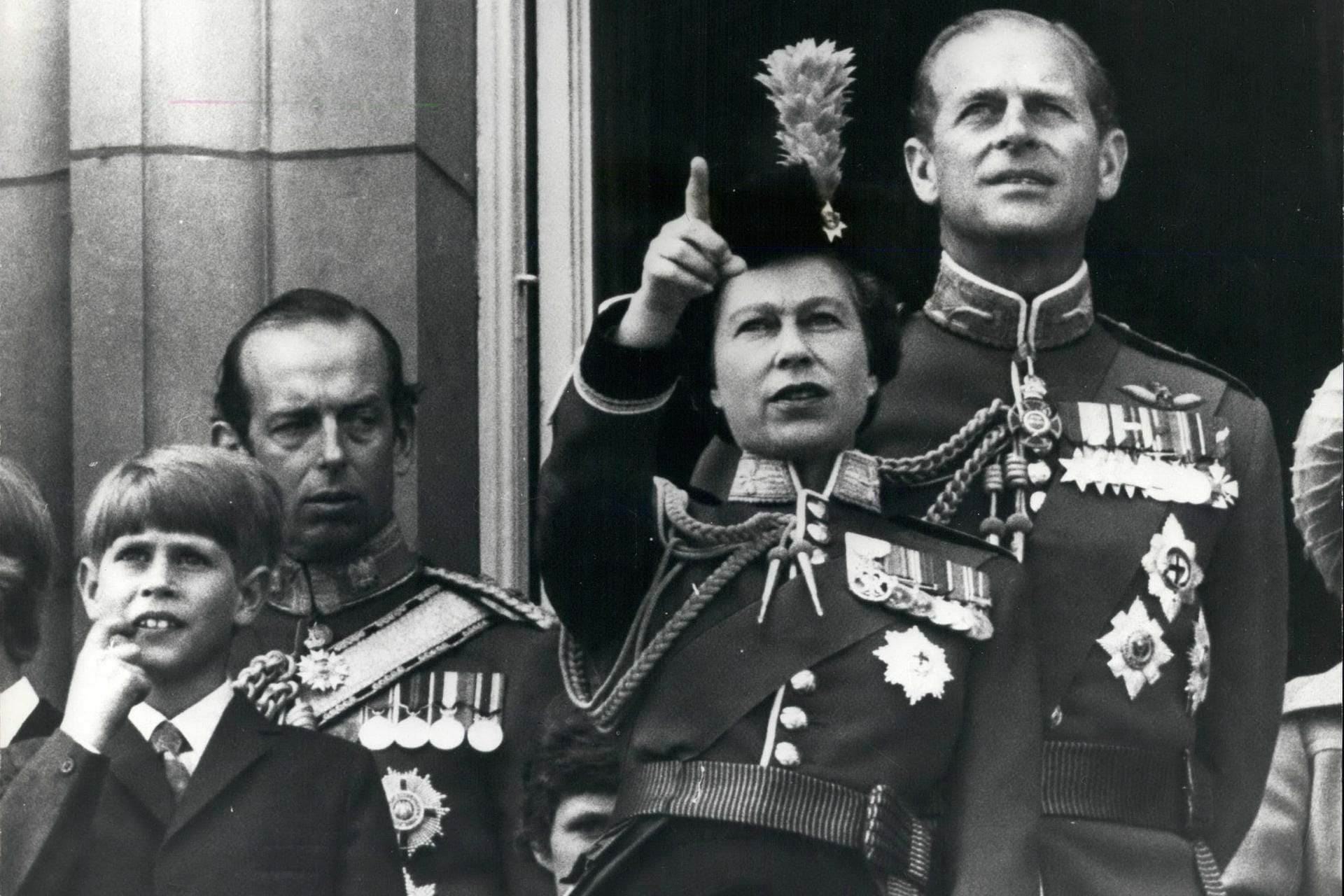 1974: Die Queen beobachtet die Militärparade.