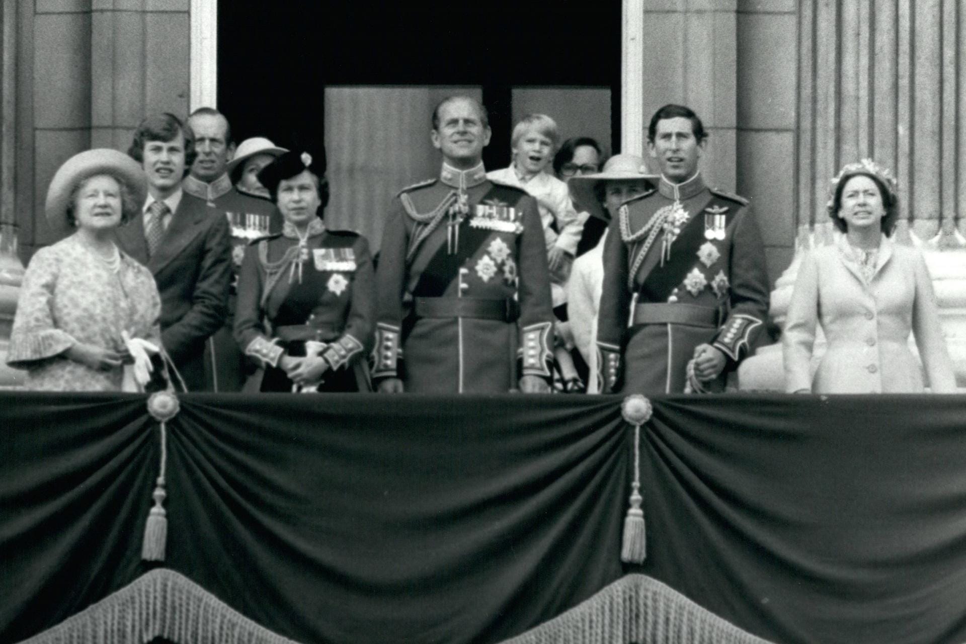 1979: Die Queen beobachtet von ihrem Balkon aus die Parade. Mit dabei sind ihre Mutter, The Queen Mother, ihr Mann Prinz Philip, sowie ihr Sohn Prinz Charles.