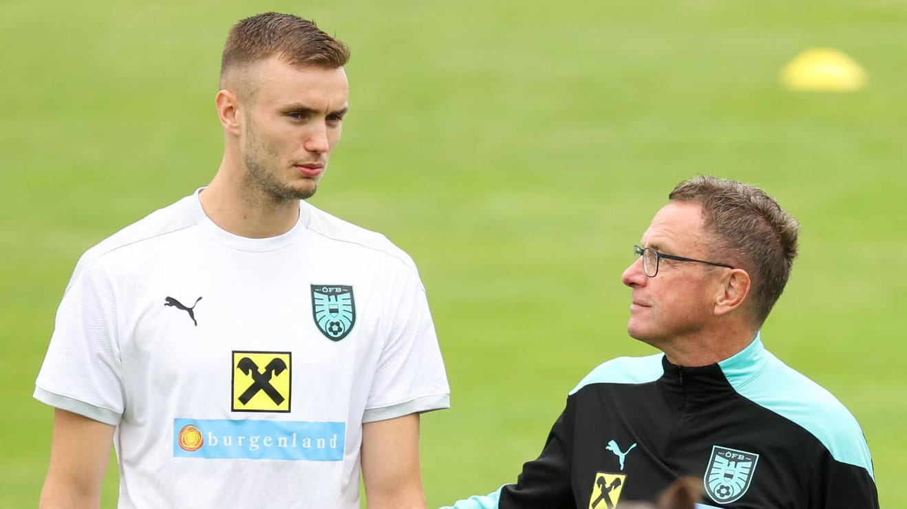 Ralf Rangnick (re.): In seinen ersten Trainingseinheiten führte der neue Nationalcoach viele Gespräche, etwa mit Stuttgart-Stürmer Sasa Kalajdzic.