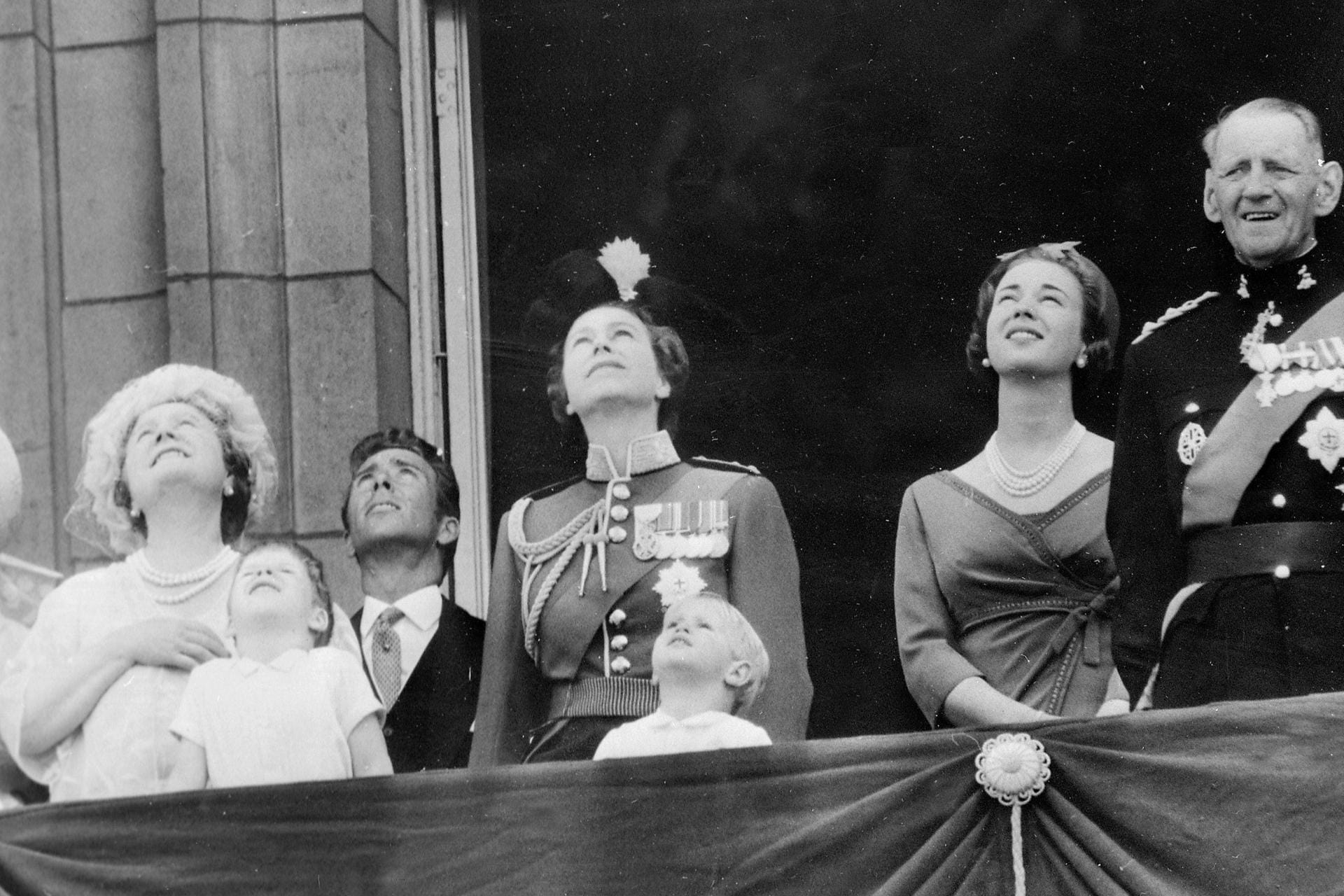 1966: Die Queen und ihre Familie beobachten den Überflug der Kampfjets.
