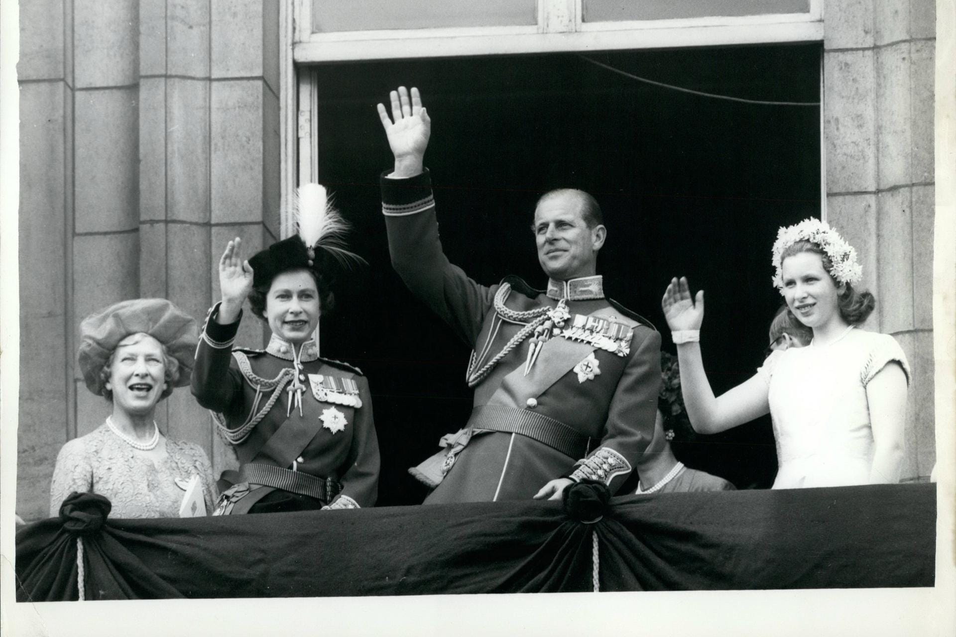 1963: Die Queen und ihr Mann Prinz Philip winken in das Publikum. Prinzessin Anne ist mittlerweile 12 Jahre alt.