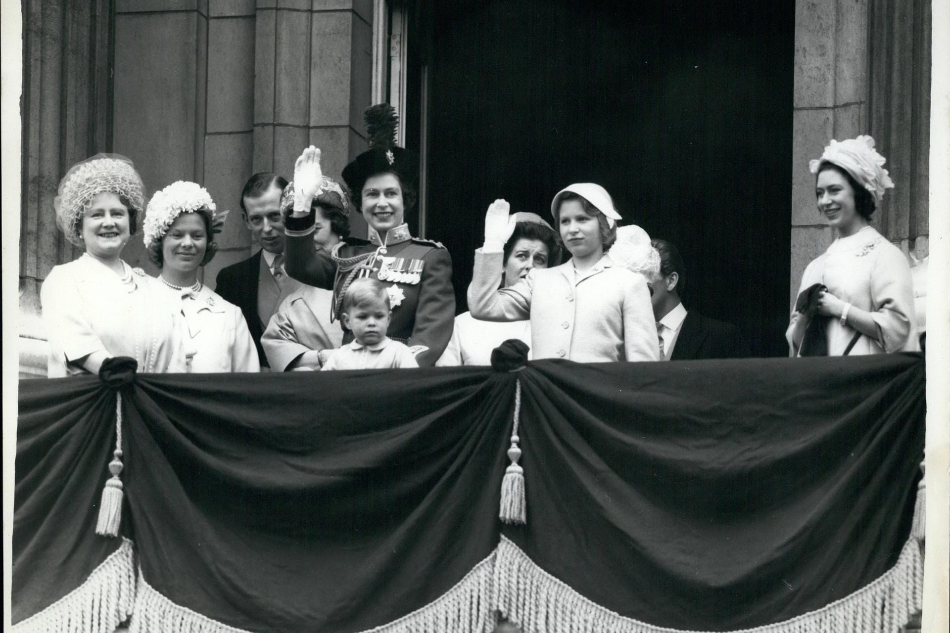 1962: Die Queen und ihre Familien strahlen glücklich in die Kamera.