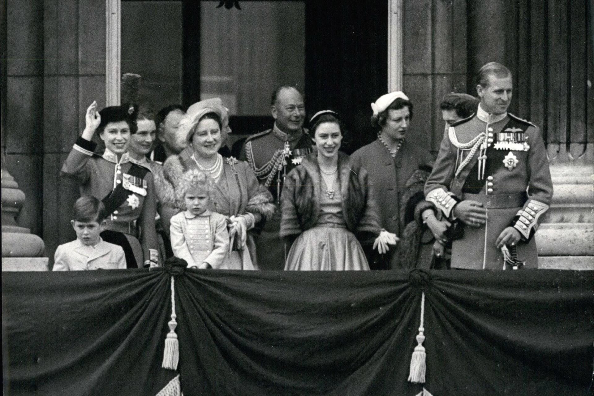 1954: Die Queen und ihre Familie auf dem Balkon des Buckingham Palace.