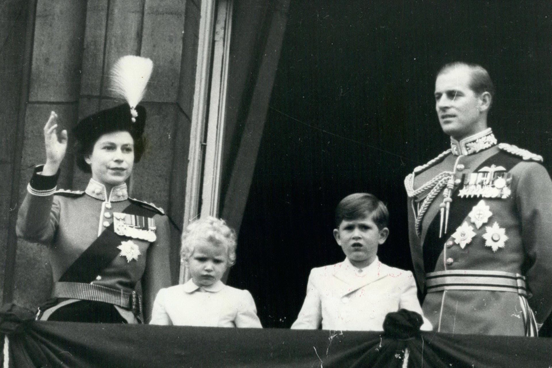 1953: Die Queen zusammen mit ihrem Mann Prinz Philip sowie ihren Kindern Prinzessin Anne und Prinz Charles.