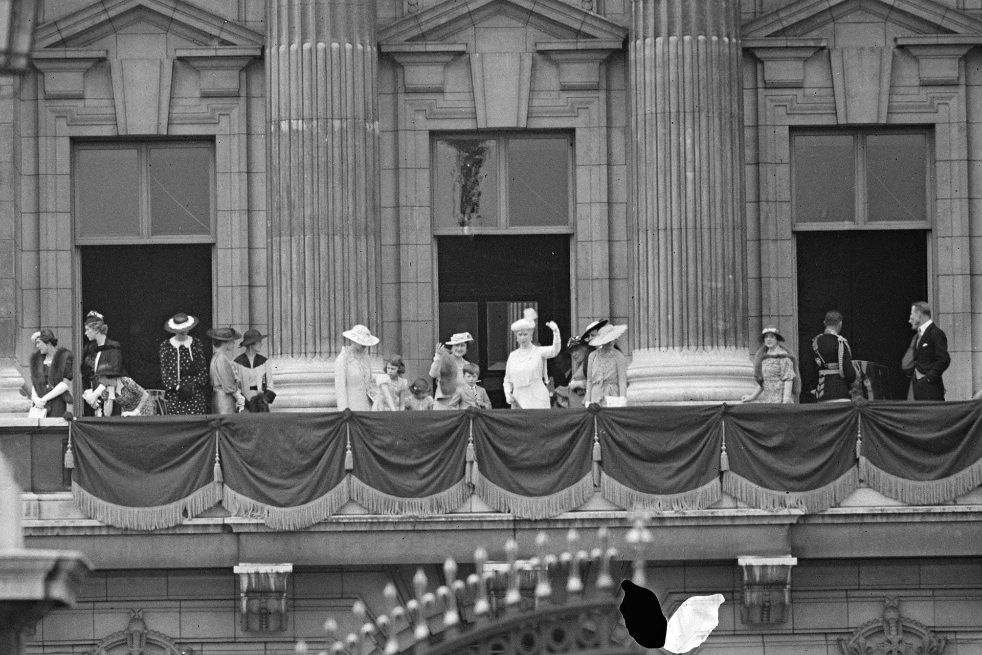 1937: Die erste "Trooping the Colour"-Parade von Elizabeths Vater, König George VI. Elizabeth ist zu diesem Zeitpunkt erst elf Jahre alt.