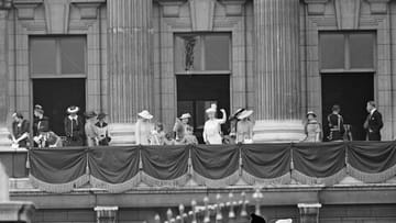 1937: Die erste "Trooping the Colour"-Parade von Elizabeths Vater, König George VI. Elizabeth ist zu diesem Zeitpunkt erst elf Jahre alt.