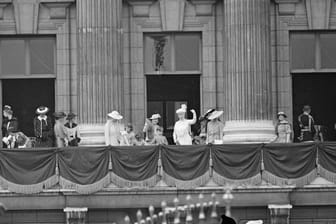 1937: Die erste "Trooping the Colour"-Parade von Elizabeths Vater, König George VI. Elizabeth ist zu diesem Zeitpunkt erst elf Jahre alt.