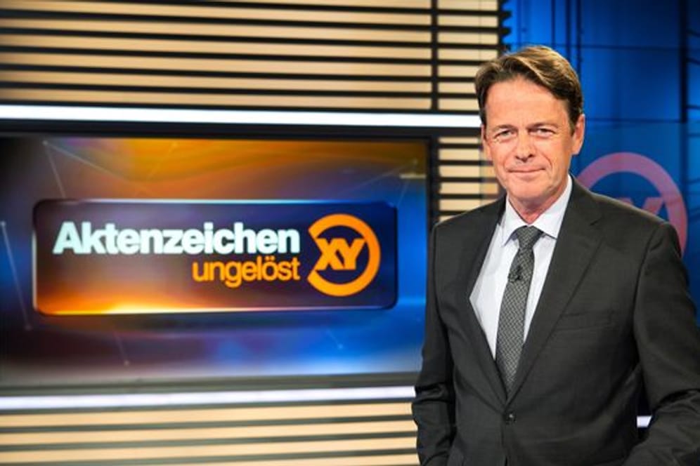 Der ZDF-Moderator Rudi Cerne im Studio der Sendung "Aktenzeichen XY .