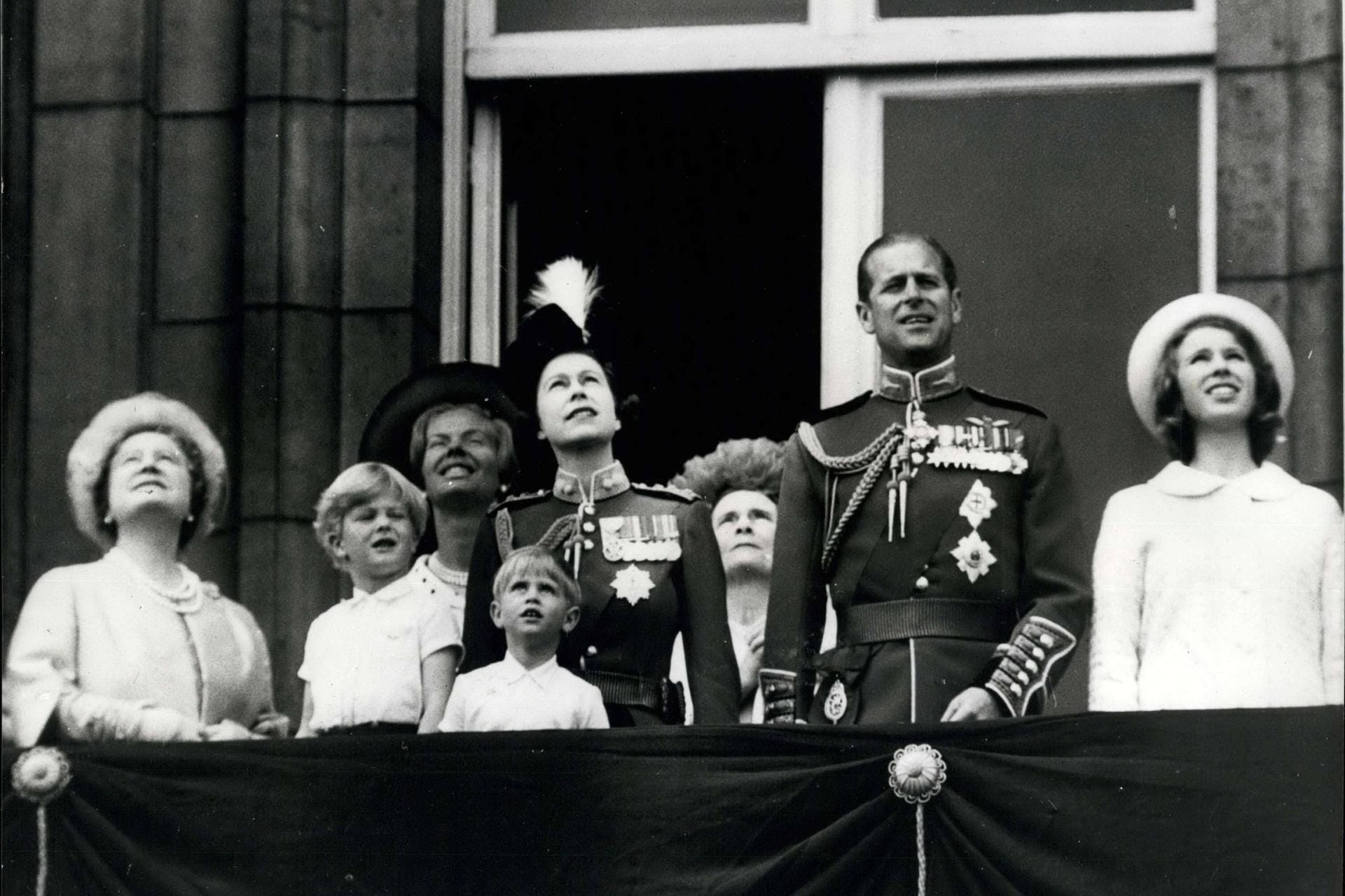 1967: Die royale Familie schaut sich die Parade an.