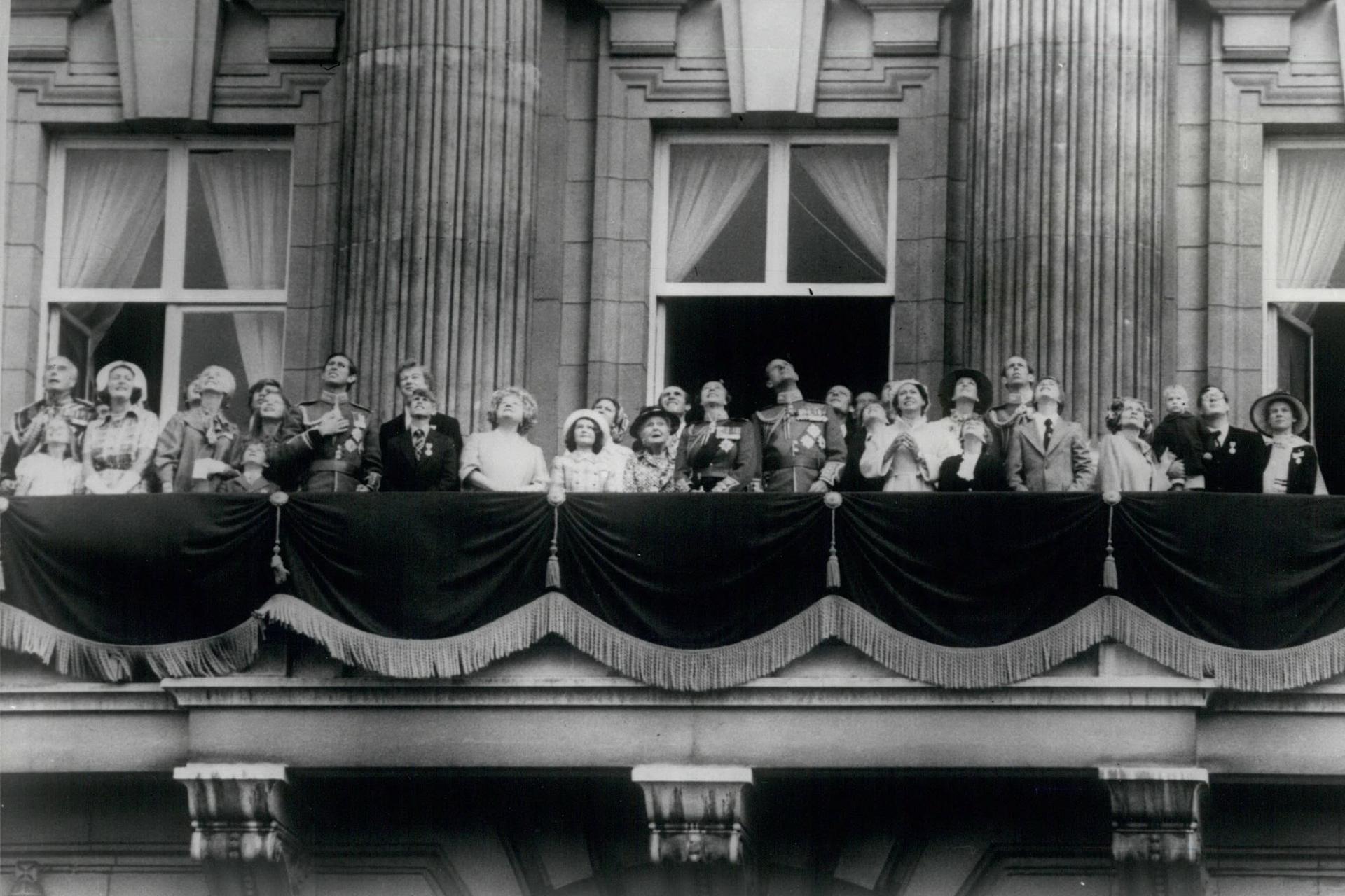 1977: Die royale Familie schaut gespannt in den Himmel.