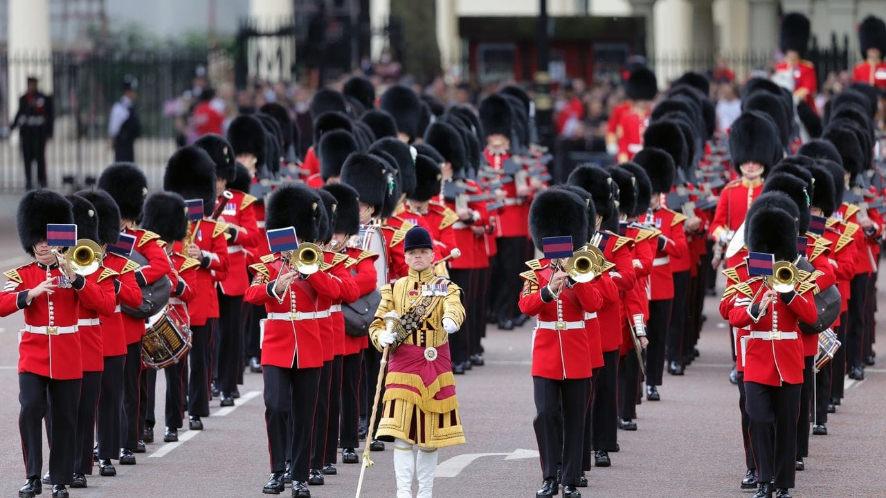 Die königliche Prozession verlässt den Buckingham Palast für die Geburtstags-Parade Trooping the Colour. Die königliche Prozession verlässt den Buckingham Palast für die Geburtstags-Parade Trooping the Colour.