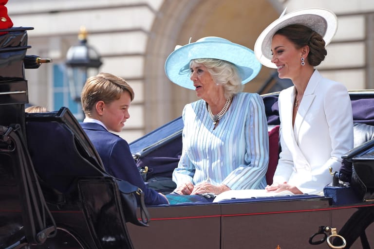 Kutschenprozession: Prinz George, Herzogin Camilla und Herzogin Kate