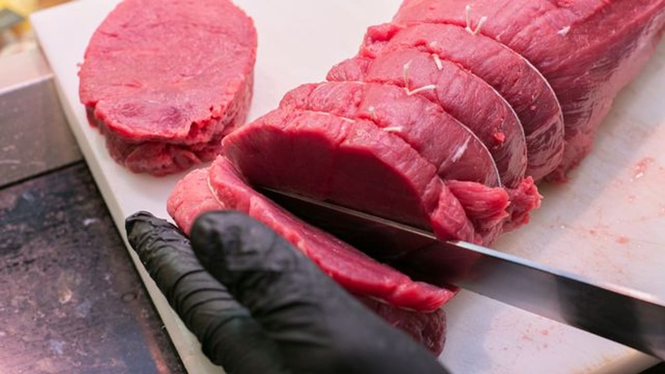 Tipps vom Profi: Für zartes Fleisch sollten Sie immer quer zur Faser schneiden.