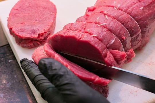 Tipps vom Profi: Für zartes Fleisch sollten Sie immer quer zur Faser schneiden.