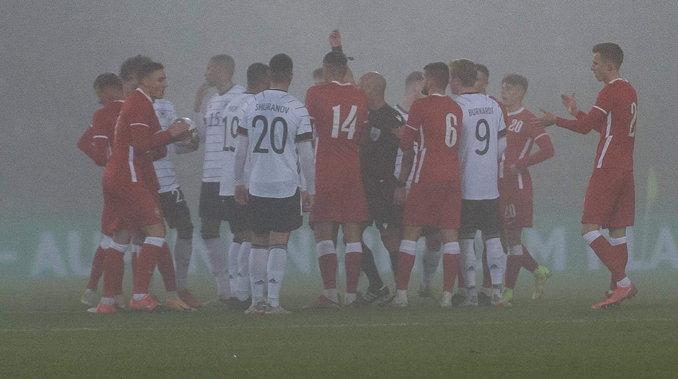 Ein Abend zum Vergessen im Nebel von Großaspach: DFB-Spieler Jean Manuel Mbom sieht gegen Polen die Rote Karte.