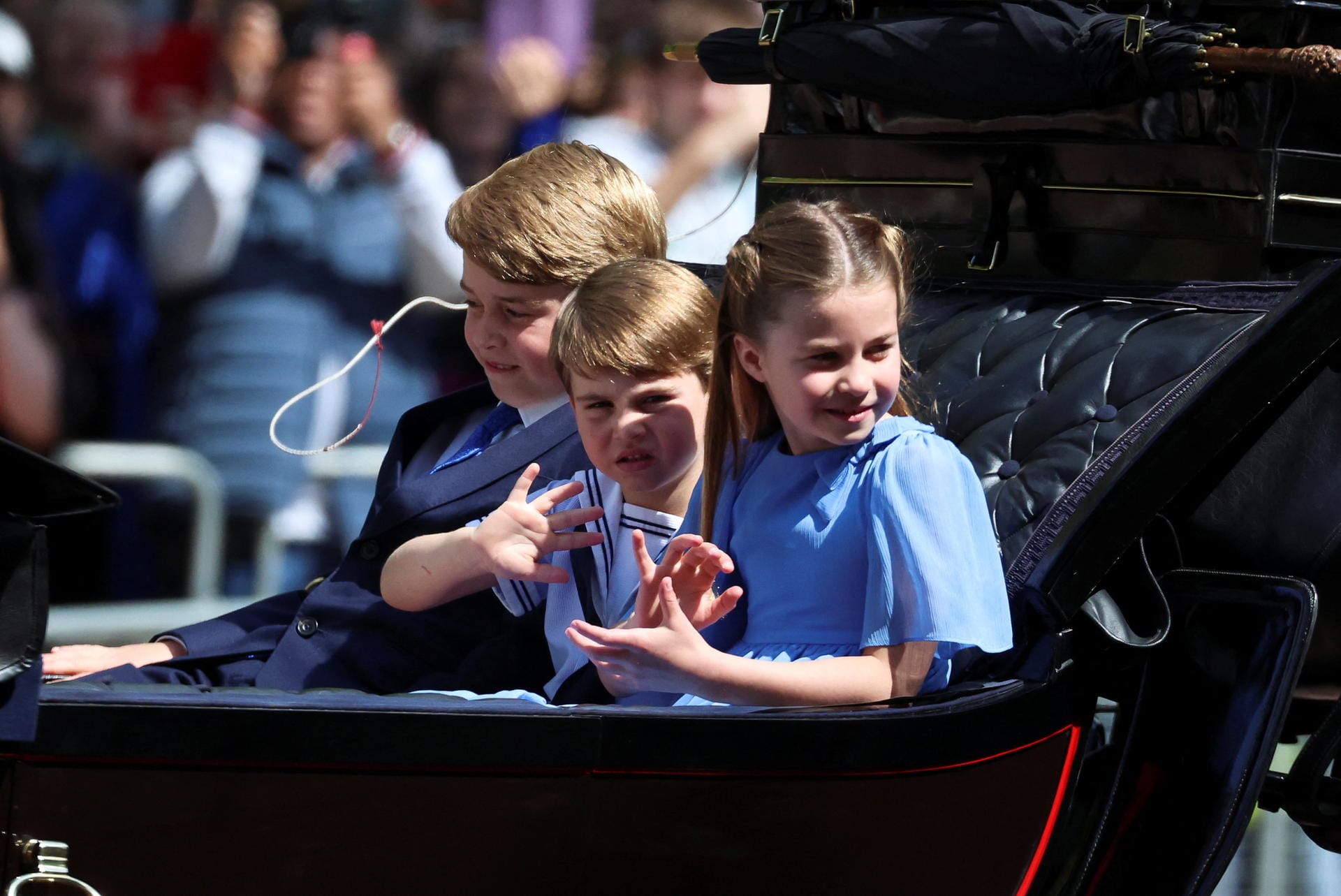 Sicherlich ein besonderer Tag für die drei Miniroyals.