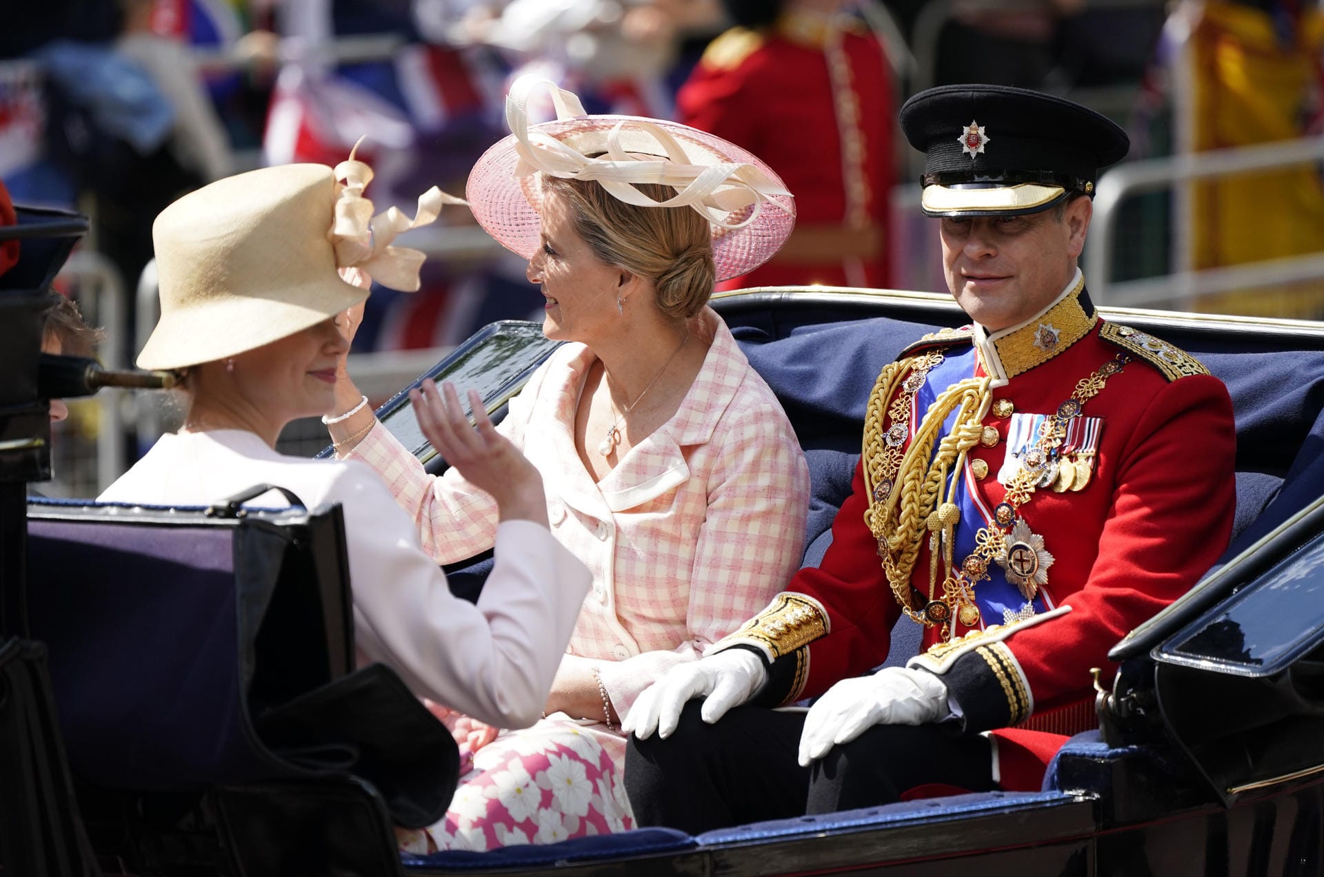 Prinz Edward und seine Frau Sophie zusammen mit ihren Kindern, Viscount Severn und Lady Louise Windsor, verlassen den Buckingham Palast.