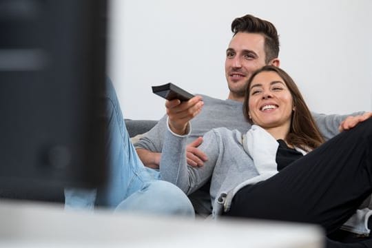 Endlich verständlich: Wem das Zuhören bei Filmen, Serien oder Dokus zu anstrengend wird, kann nun zumindest beim ZDF die Tonoption "Klare Sprache" auswählen.