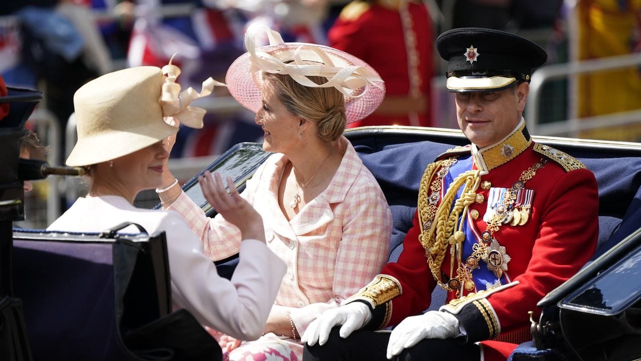 Edward (r-l), Earl of Wessex, und seine Frau Sophie, Countess of Wessex, zusammen mit ihren Kindern verlassen den Buckingham Palast für die Geburtstags-Parade Trooping the Colour.