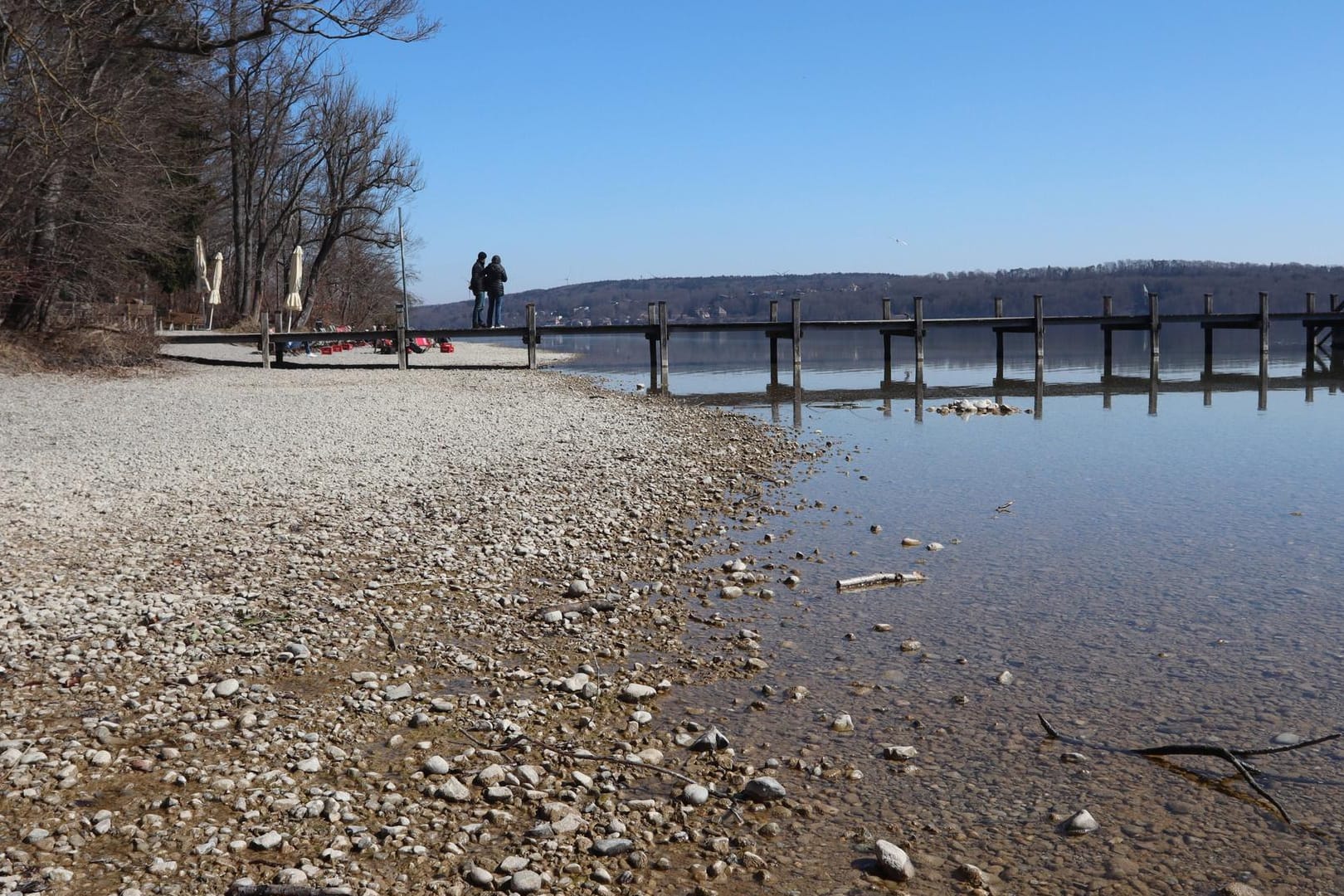 Niedriger Wasserstand in einem süddeutschen See: Die Klimakrise verschärft die Trockenheit.