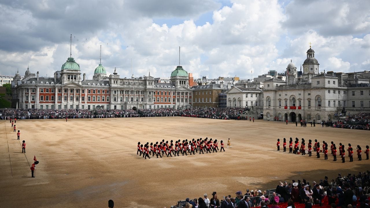 Die Garde der Königin marschiert während der Geburtstags-Parade "Trooping the Colour" auf.