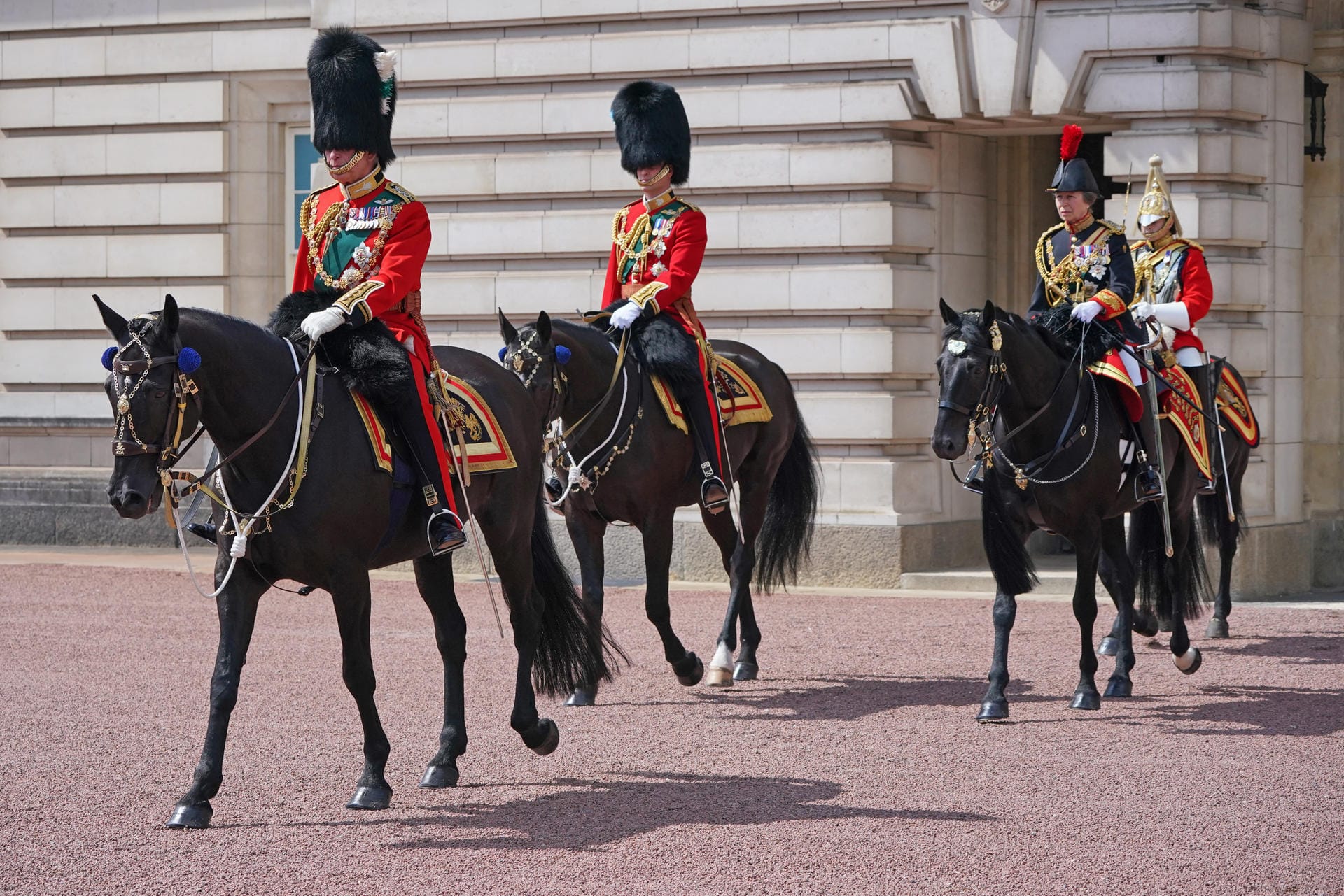 Prinz Charles, Prinz William und Prinzessin Anne verlassen den Buckingham-Palast.