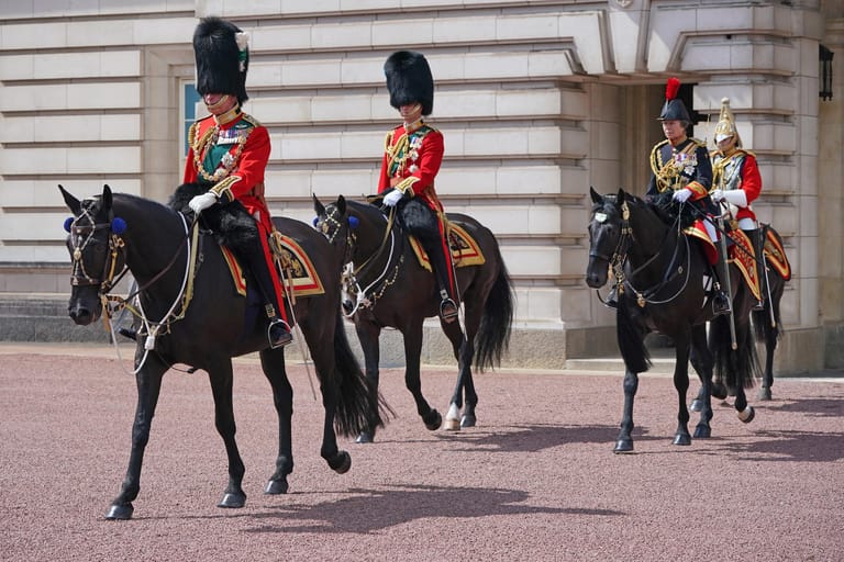 Prinz Charles, Prinz William und Prinzessin Anne verlassen den Buckingham-Palast.