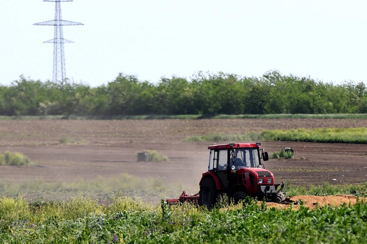 Traktor auf dem Feld (Symbolbild): Die Landwirte leiden unter steigenden Preisen bei Düngemitteln und Futtermitteln.