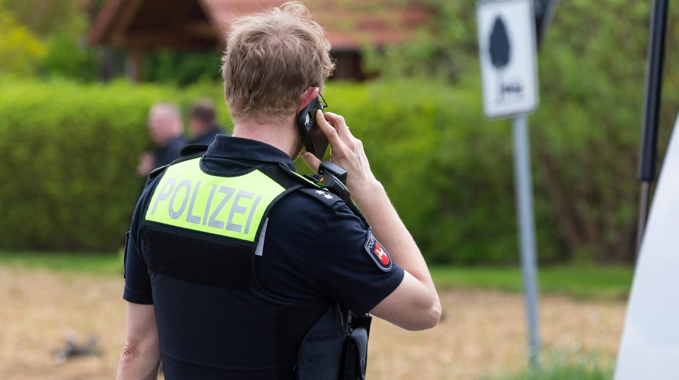 Ein Polizist in Niedersachsen (Symbolbild): In Delmenhorst sollen drei Beamte einen Mann verprügelt haben.